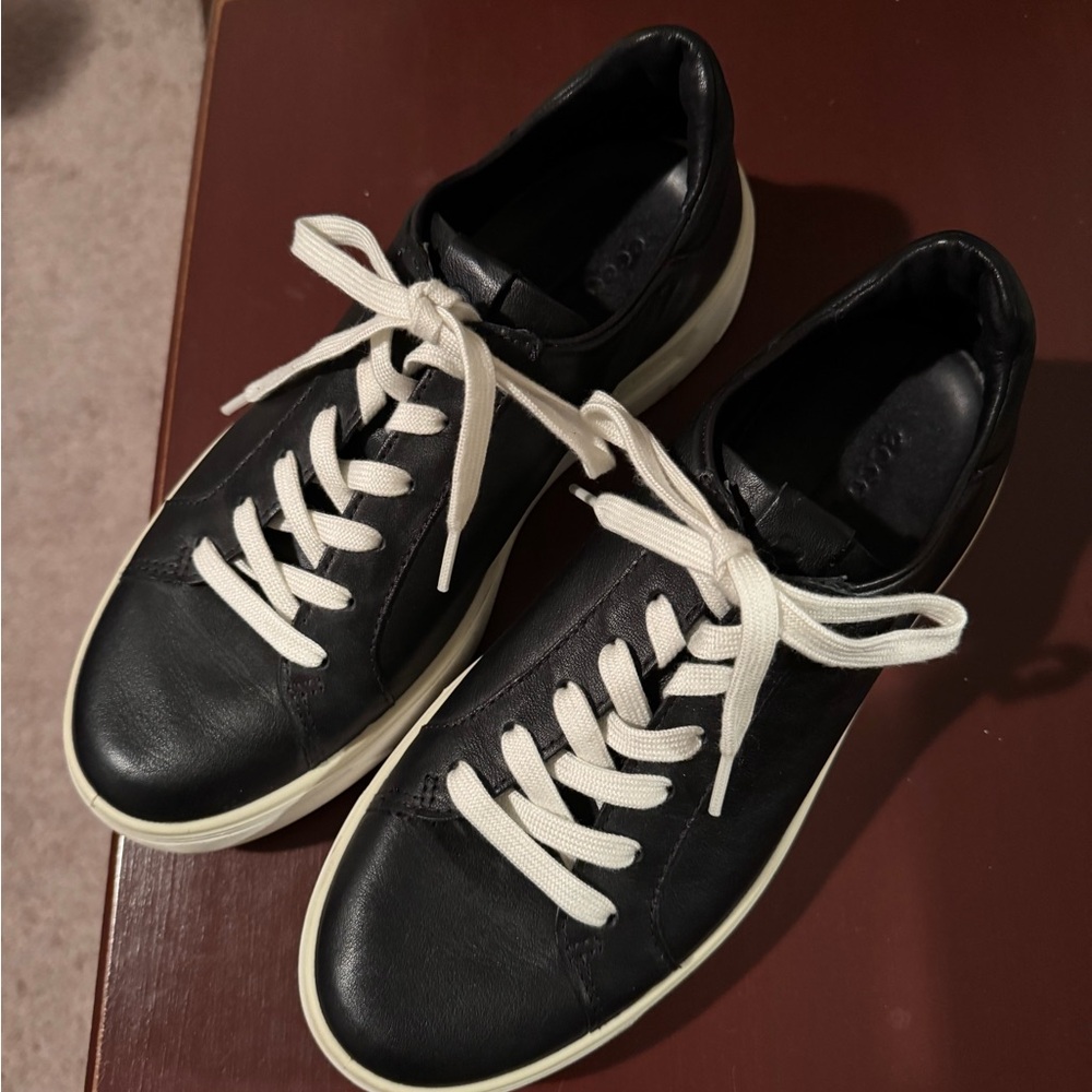 GUC ECCO black leather sneakers